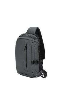 Zaino a tracolla grigio con un esterno in nylon liscio, spallaccio regolabile, numerosi scomparti con zip e robusti accessori in metallo.
