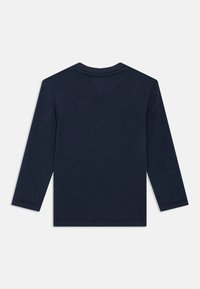 Tengerészkék hosszú ujjú, kerek nyakú póló egyszerű varrással, fehér háttéren, laposan kiterítve, a hátsó oldalát mutatva.