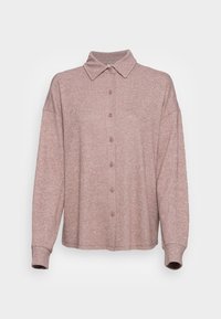 Camisa de botão em rosa empoeirado, feita de tecido texturizado. Apresenta um colarinho, mangas longas e um corte descontraído, com seis botões na frente.