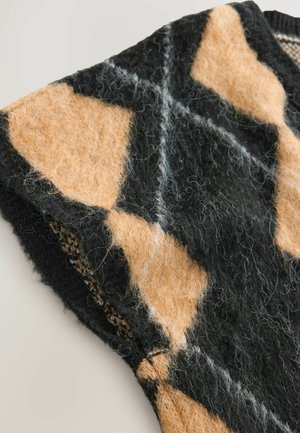 Pull en mélange de laine avec un motif de losanges noir et beige, présentant une texture douce et pelucheuse, ainsi que des détails de couture blanche contrastants.