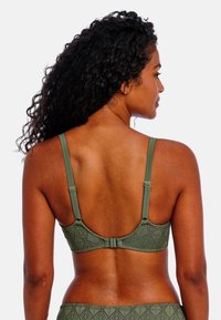 Olivově zelená krajková podprsenka s nastavitelnými ramínky, texturovaným diamantovým vzorem a zapínáním na háček. Má hladký design zad.