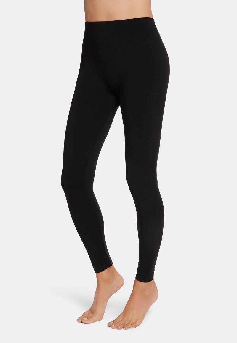 Zwarte leggings met een hoge tailleband, gemaakt van een soepele, rekbare stof. Het ontwerp is aansluitend en reikt tot aan de enkels.