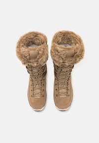Stivali in suede beige con colletto in pelliccia, dotati di lacci frontali e superficie texturizzata. La suola è robusta con scanalature per la trazione.