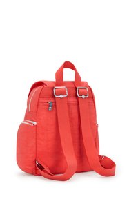 Zaino in tessuto rosso con spalline regolabili, due tasche laterali e finiture in argento. Superficie texturizzata con cuciture visibili.