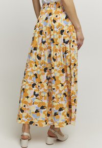 Bloemige maxi-rok met een gerimpelde tailleband, gelaagd met stoffen in tinten van oranje, geel, zwart en blauw, met een ontspannende pasvorm.