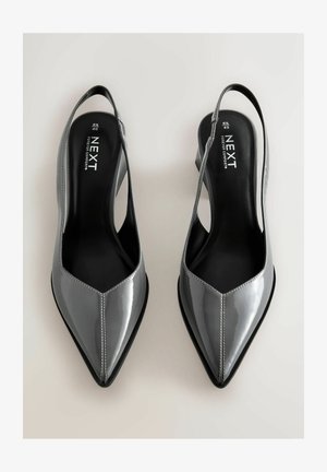 Pilki patentiniai odiniai šlepetės su smailiais pirštais ir žemu blokiniu kulnu. Yra su siuvinėtais siūlėmis ir paminkštinta pėdų įdėklu.