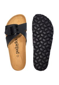 Zwarte synthetische slipper sandaal met een brede band met een gespsluiting, kurken voetbed en een zwart rubberen buitenzool met patroon.