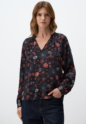 Blusa floreale in tessuto blu scuro, caratterizzata da un colletto a V, maniche lunghe e arricciature sullo scollo. Decorata con fiori multicolori e dettagli.