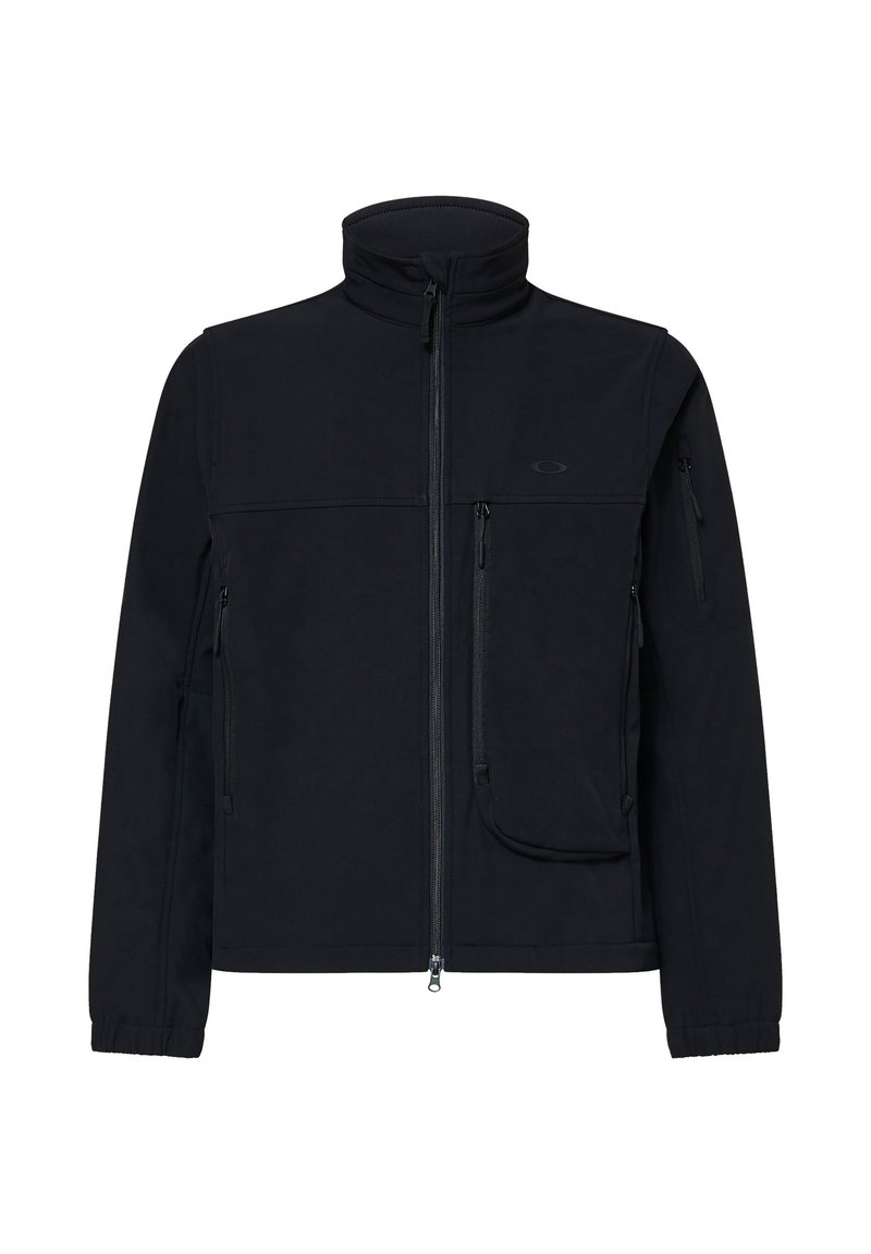 Veste softshell noire avec un col montant, fermeture éclair à l'avant et plusieurs poches zippées. Présente une texture lisse et des poignets ajustés.