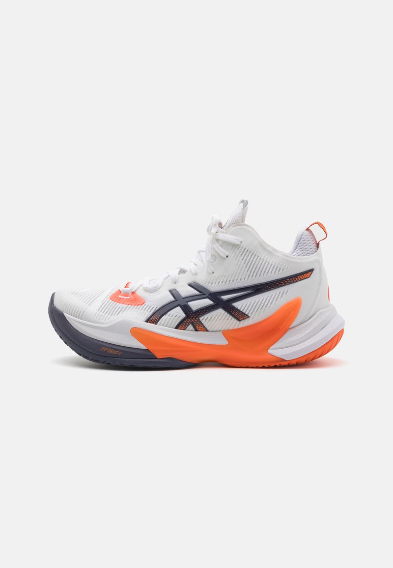 Witte sportschoen met oranje en marineblauwe accenten, bovenwerk van mesh, gestructureerd patroon en een gevoerde zool met een opvallende oranje hak.