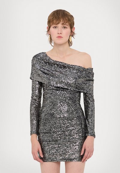 Robe à sequins noirs pailletés avec un design à une épaule, des manches longues et une silhouette ajustée avec une finition texturée.
