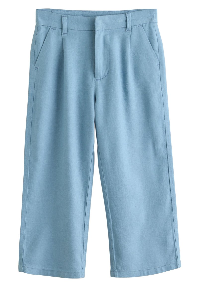 Pantalon bleu clair en tissu doux, avec une coupe décontractée, un pli sur le devant et deux poches latérales. Bords nets et détails de couture visibles.