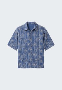 Chemise bleu à manches courtes avec un motif de contour floral blanc et un col pointu sur un fond gris clair.