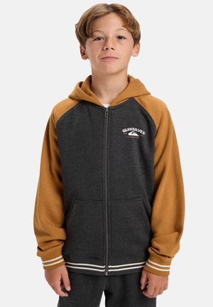 Sudadera con capucha y cremallera en gris oscuro con mangas naranjas, que presenta un pequeño logotipo, puños a rayas y bolsillos frontales. Textura de tela suave.
