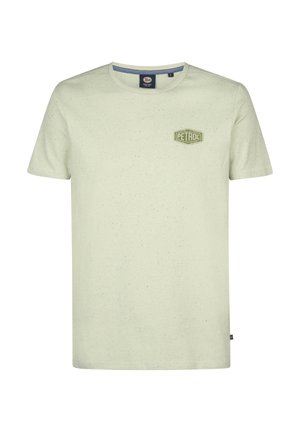 Tricou din bumbac verde deschis, cu textură stropită, guler rotund și un mic patch cu logo verde care spune "PETROL" pe pieptul stâng.