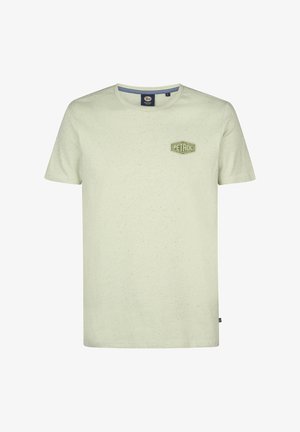 Světle zelené bavlněné tričko s tečkovanou texturou, kulatým výstřihem a malou zelenou nášivkou s nápisem "PETROL" na levé straně hrudi.