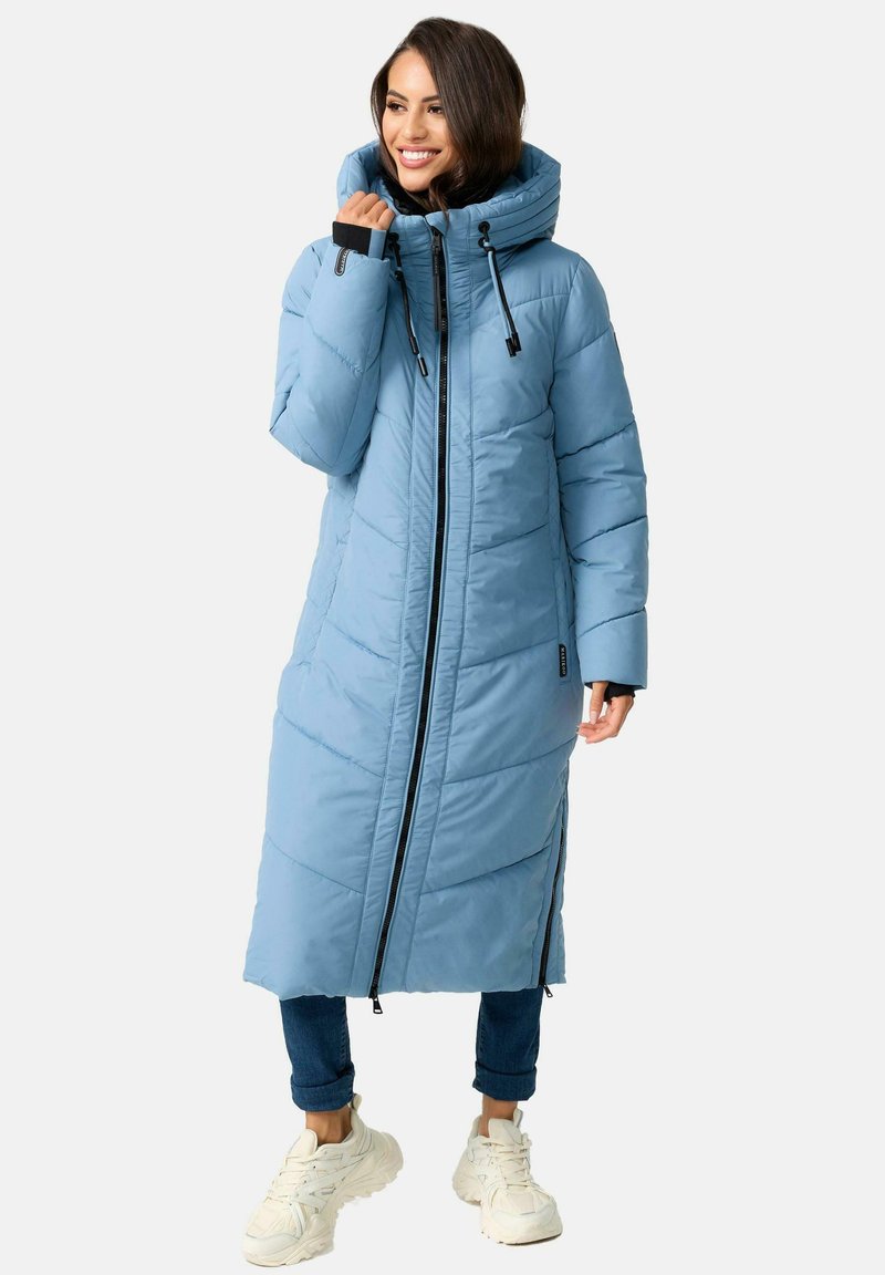 Gewatteerde blauwe lange jas met een hoge kraag, een rits aan de voorkant en zwarte accenten. Beschikt over verticale stiksels en een losse pasvorm. Dikke stof, warm ontwerp.