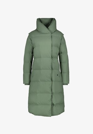 Manteau long rembourré en vert olive avec un grand col, présentant un design élégant, une silhouette droite et sans fermetures visibles.
