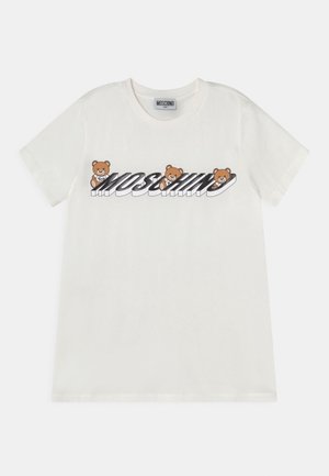 T-shirt blanc à manches courtes avec trois oursons qui sortent du mot en style 3D "Moschino" au niveau de la poitrine.
