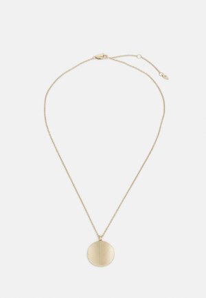 Collier délicat en chaîne d'or avec pendentif rond texturé présentant un motif de lignes diagonales, et fermoir mousqueton avec chaînette d'extension.