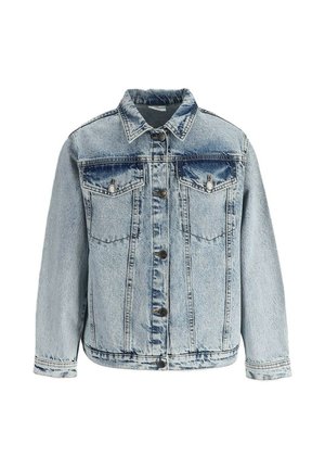Jasnoniebieska kurtka z denimu w stylu acid wash, zapinana na guziki z dwoma kieszeniami na klapie na piersi oraz długimi rękawami.