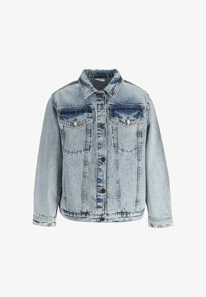Jasnoniebieska kurtka z denimu w stylu acid wash, zapinana na guziki z dwoma kieszeniami na klapie na piersi oraz długimi rękawami.