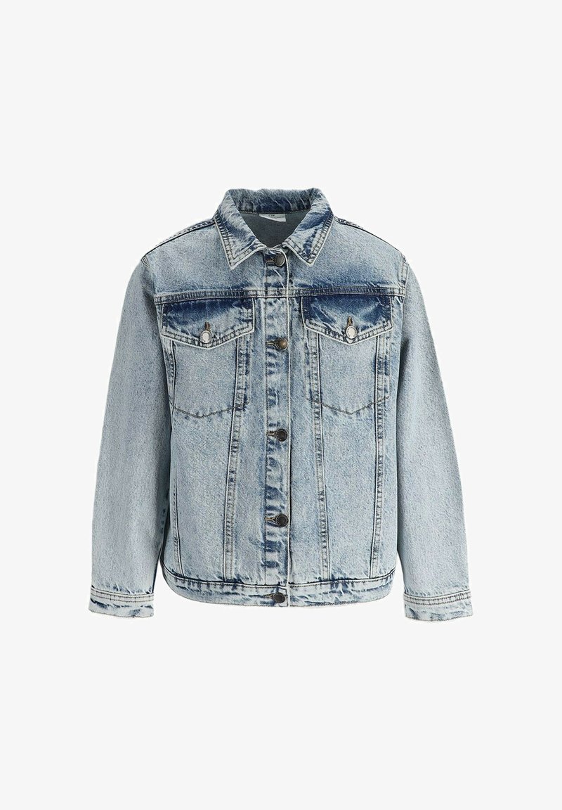 Jasnoniebieska kurtka z denimu w stylu acid wash, zapinana na guziki z dwoma kieszeniami na klapie na piersi oraz długimi rękawami.