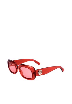 Occhiali da sole quadrati rossi oversize con montature spesse traslucide e lenti rosa, con dettaglio logo metallico rotondo sulle aste.