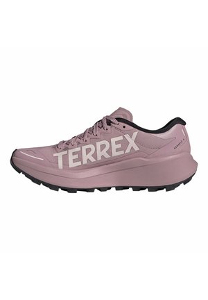 Leicht violetter Adidas Terrex Agravic Trailrunning-Schuh mit schwarzer Sohle und großem weißem TERREX-Schriftzug an der Seite.