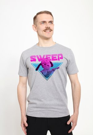 Grijze katoenen t-shirt met een kleurrijk grafisch ontwerp met het woord "SWEEP" in het roze en een cartoonhond die gitaar speelt op een blauwe driehoek.