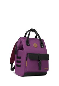 Lila Stoff-Rucksack mit schwarzen Akzenten, verstellbaren Trägern, einer Vorderklappentasche und einem runden Logopatch. Mit gestickten Designelementen.