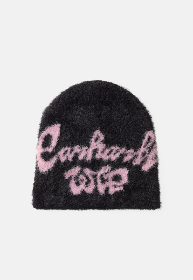Zwarte fuzzy beanie met grote roze cursieve tekst aan de voorkant. Zachte textuur, ronde kroon en geen zichtbare hardware of accenten.