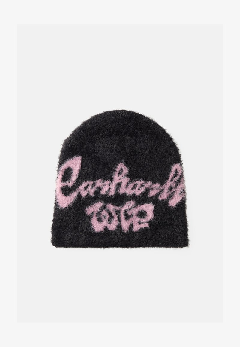 Zwarte fuzzy beanie met grote roze cursieve tekst aan de voorkant. Zachte textuur, ronde kroon en geen zichtbare hardware of accenten.