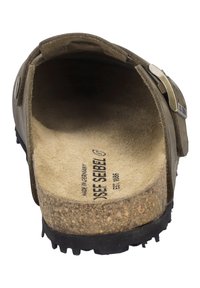 Bruine leren slip-on sandaal met een kurken voetbed, gestructureerde zool en metalen gespaccent. Het interieur heeft een zachte, suede-achtige voering.