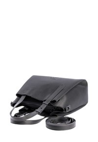 Bolso de mano de cuero negro con superficie texturizada, cierre de solapa, asas dobles y correa larga desmontable. Cuenta con un compartimento con cremallera.