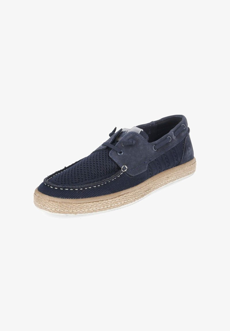 Chaussure bateau bleu marine en mesh et suède avec semelle en corde tressée beige et détail lacé sur fond blanc.