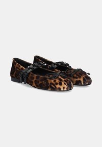 Bailarinas con estampado de leopardo y textura suave, que presentan una correa trenzada negra en la parte frontal y lazos decorativos en la punta.