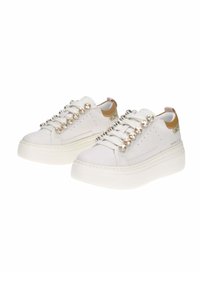 Sneaker bianche in pelle con suola bianca spessa, caratterizzate da perline decorative argentate sui lacci e un accento metallico dorato sul tallone.