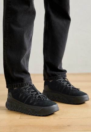 UGG CAPTRAIL LOW - Tenisice - black