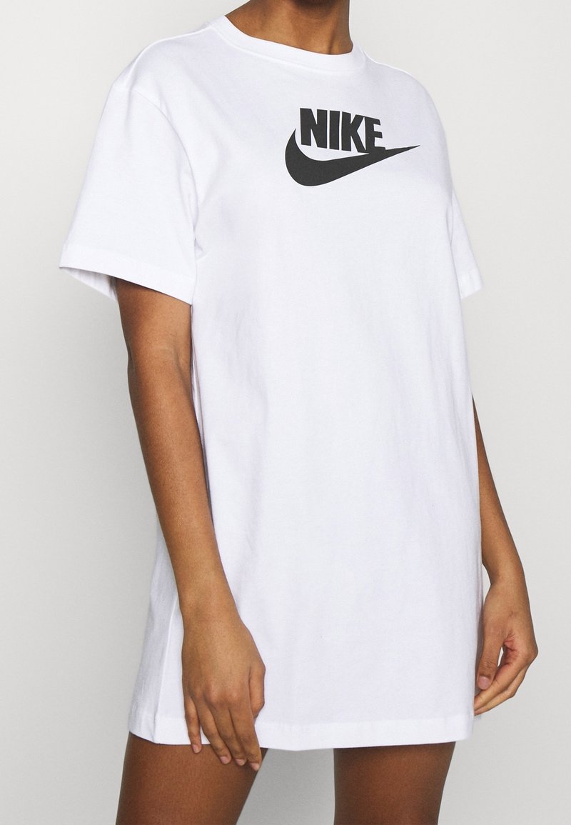 T-shirt bianco in cotone con collo rotondo e maniche corte. Presenta un grande logo Nike nero centrato sul davanti. Texture liscia.