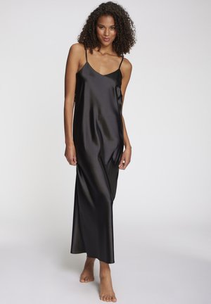 Schwarzes Satin-Nachthemd mit dünnen Spaghetti-Trägern, das eine glatte, glänzende Textur und eine fließende Silhouette aufweist, die bis zu den Knöcheln reicht.