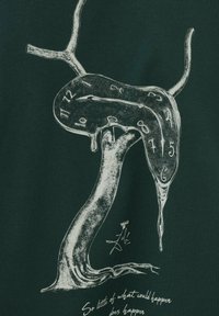 Horloge fondante suspendue à une branche d'arbre tordue, avec des chiffres et des aiguilles déformés, sur un fond sombre.