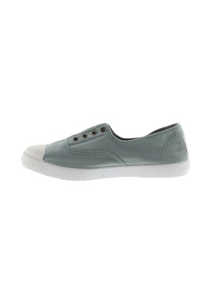 Scarpa slip-on in tela azzurro chiaro con punta in gomma bianca, cinque occhielli e suola in gomma bianca testurizzata.