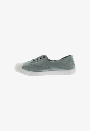Scarpa slip-on in tela azzurro chiaro con punta in gomma bianca, cinque occhielli e suola in gomma bianca testurizzata.