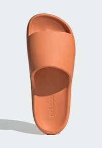 Sandalo con suola a ciabatta arancione con cinturino testurizzato, realizzato in materiale sintetico liscio. Logo evidente sul sottopiede. Design con suola piatta.