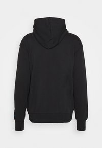 Czarna bluza z kapturem z dużym tylnym kapturem, ściągaczami przy mankietach i u dołu, wykonana z miękkiego materiału dla komfortu, bez widocznych logo czy wzorów.