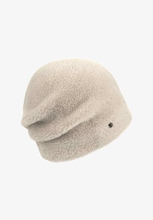 Cappello beanie fuzzy di un leggero beige tenue, con una vestibilità morbida e un piccolo dettaglio in bottone nero sul lato.