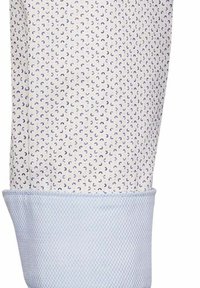 Tessuto bianco con piccoli motivi a mezzaluna blu, con un polsino in tessuto blu chiaro texturizzato. Il design è rifinito in modo liscio.