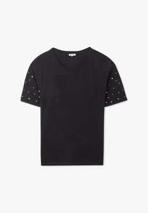 T-shirt nero a maniche corte con scollatura rotonda, caratterizzato da un tessuto testurizzato e borchie argentate sulle maniche per un tocco in più.