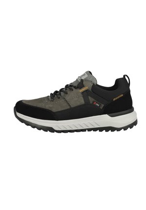 Herren-Wanderschuhe mit einem schwarzen und grauen Obermaterial aus synthetischem Material, strukturiertem Wildleder, Gummisohle, Schnürsenkeln und einer kleinen Zuglasche an der Ferse.